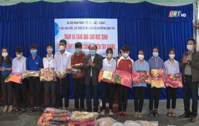 Đoàn thanh niên khối các cơ quan tỉnh tặng quà cho học sinh trường THPT Võ Chí Công