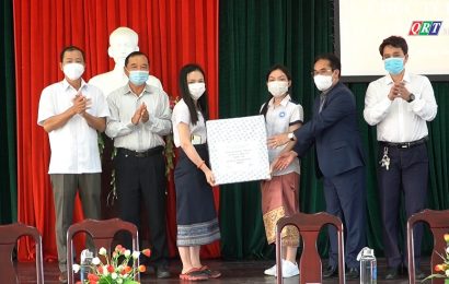 Thăm tặng quà tết các du học sinh Lào