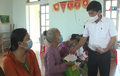 Đoàn ĐBQH tỉnh Quảng Nam thăm, tặng quà gia đình chính sách, hộ có hoàn cảnh khó khăn