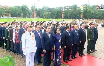 Đoàn ĐBQH vào Lăng viếng Chủ tịch Hồ Chí Minh